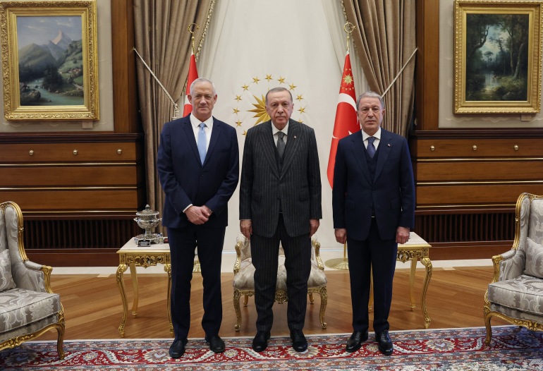 This handout picture released on October 27, 2022 by the Press Office of the Ministry of National Defence shows Turkish President Recep Tayyip Erdogan (C) posing for a photo with Israeli Defence Minister Benjamin Gantz (L) and Turkish Defence Minister Hulusi Akar (R) at the Presidential Complex in Ankara. (Photo by HANDOUT / Press Office of the Ministry of National Defense / AFP) / RESTRICTED TO EDITORIAL USE - MANDATORY CREDIT "AFP PHOTO / Press Office of the Ministry of National Defense" - NO MARKETING - NO ADVERTISING CAMPAIGNS - DISTRIBUTED AS A SERVICE TO CLIENTS