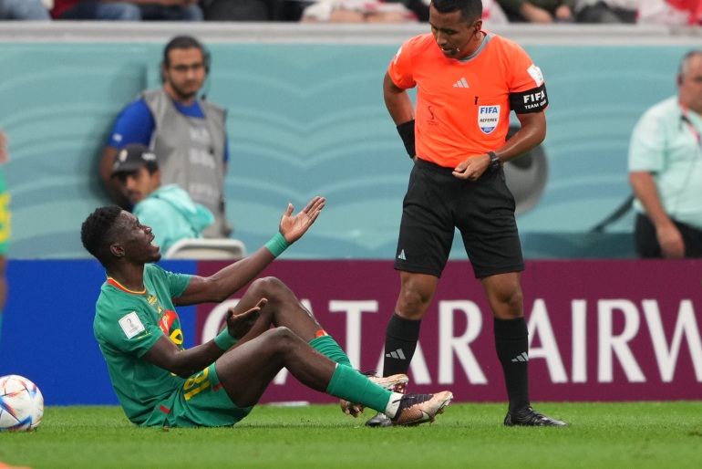 Ismaila Sarr laying on the pitch and imploring the referee for a presumed non-call.